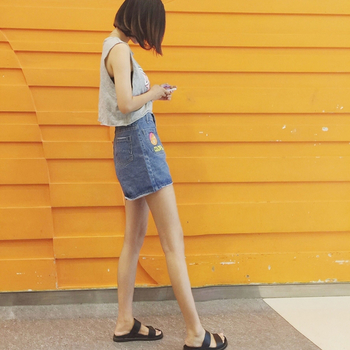 Модерни дамски къси панталони в широк модел с апликация и с висока талия