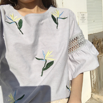 μπλούζα φρέσκο ​​και μοντέρνο γυναικών με 3/4 στυλ μανίκι με μεγάλη floral κεντήματα