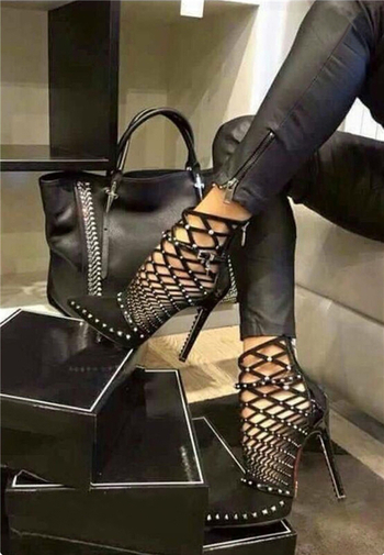 Страхотни дамски обувки на висок ток с много интересни връзки украсени с лъскави камъчета