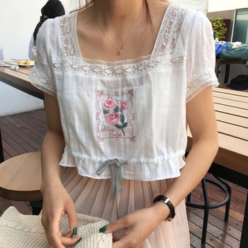 Свежа лятна къса дамска риза с къс ръкав в бял цвят