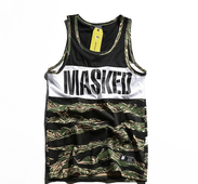 Κομψή αρσενικό γιλέκο με τα πρότυπα επιγραφή και καμουφλάζ