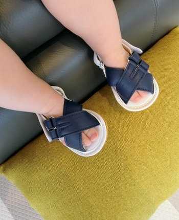 Сладки детски сандали за момчета с кръстосани каишки в син, бял и бежов цвят