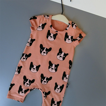 Сладък детски комплект от две части - блуза и къси панталони с изображения на кученце