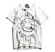 Ενδιαφέρουσες άνδρες T-Shirt και ψεκάζονται την επιγραφή στο πίσω μέρος