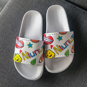 Γυναικείες Casual καουτσούκ παντόφλες με έγχρωμες επιγραφές και εικόνες σε μαύρο και άσπρο χρώμα