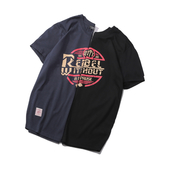 πουκάμισο ανδρών σε μαύρο και γκρι με μια επιγραφή