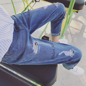 Αω\νδρικά  της μόδας τζιν σήμανση και ελαφρώς σχισμένο μπλε