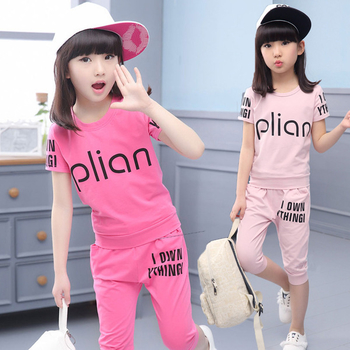 Детски комплект за момичета от две части блузка с къс ръкав и къси панталони с дължина под колянто два модела в розово