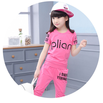 Детски комплект за момичета от две части блузка с къс ръкав и къси панталони с дължина под колянто два модела в розово