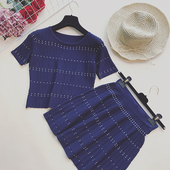 Οι γυναίκες το καλοκαίρι που - μια μεγάλη φούστα και T-shirt, λευκό και μπλε