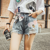 Μοντέρνο σορτς τζιν με κέντημα και υψηλή μέση