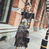 Κομψό κυρίες ευρύ φόρεμα με κεντήματα και δαντέλες και επιγραφές κατά μήκος