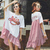 Γλυκό κυρίες φόρεμα με το μέρος καρό σε κόκκινο και χαρακτηρίζεται από πούλιες