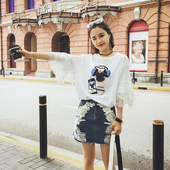 Κομψό κυρίες μπλούζα με 3/4 μανίκια και καθαρή δαντέλα και πούλιες εικόνα