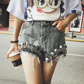 Κομψό και μοντέρνο παντελόνι σύντομο τζιν με τεράστια διακόσμηση και υψηλής μεσάτο