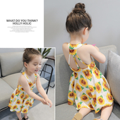 Τα παιδιά ντύνονται για τα κορίτσια με την πλάτη διακοσμημένο με λουλούδια