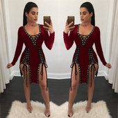 Η σύγχρονη γυναικεία φόρεμα με V-λαιμό, και τους συνδέσμους