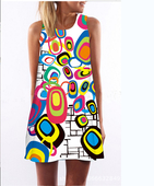 Πολλές όμορφες κυρίες κοντό φόρεμα με σχέδια γεωμετρικά σχήματα