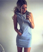 Η απρόσεκτη μοντέλο κυρίες κοντό φόρεμα με τσέπες και κουκούλα