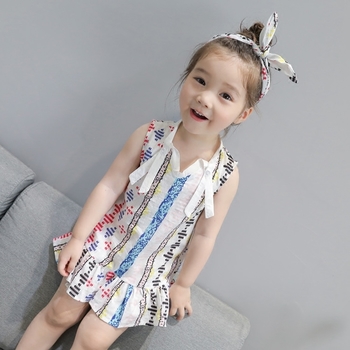 Сладка детска рокля в бял цвят с цветни мотиви