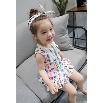 Сладка детска рокля в бял цвят с цветни мотиви
