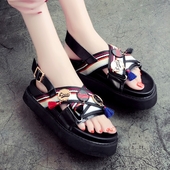 σανδάλια πολλές σύγχρονες γυναίκες σε μαύρο και άσπρο