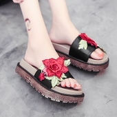 Μοντέρνες Γυναικείες παντόφλες σε  πλατφόρμα με κεντήματα λουλουδιών