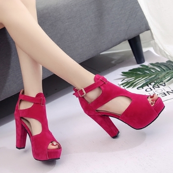 Стилни дамски сандали на дебел ток в червен, черен и червен цвят