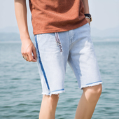 σορτς το καλοκαίρι ανδρών σε φωτεινά χρώματα