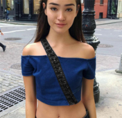 Υπερβολικό κυρίες T-shirt με μια πολύ ενδιαφέρουσα ταινία πάνω από τις συνδέσεις από τον ώμο του