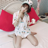 Κομψό κυρίες πιτζάμες σε λευκό και μαύρο, διακοσμημένο με παγωτό