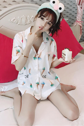Стилна дамска пижама в бял и черен цвят с декорация сладоледи