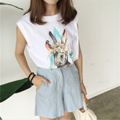 Κομψό κυρίες πουκάμισο με μια εικόνα σε μαύρο και άσπρο