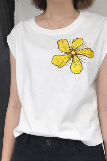 Απλή κυρίες πουκάμισο με ένα λουλούδι σε λευκό, μαύρο και κόκκινο