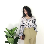 Διαφανείς κυρίες πουκάμισο με ένα floral μοτίβο σε λευκό και μπεζ