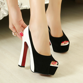 παπούτσια με ψηλά τακούνια Πολύ ενδιαφέρουσα κυρία στην ξεχειλίζει χρώμα