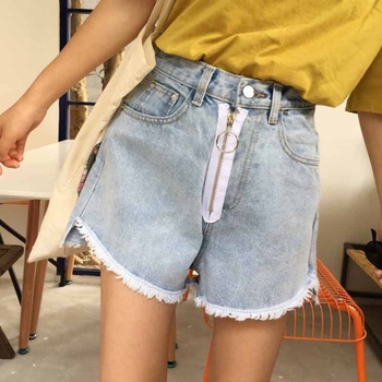 Интересен модел къси панталони за дамите в светъл цвят