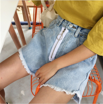 Интересен модел къси панталони за дамите в светъл цвят