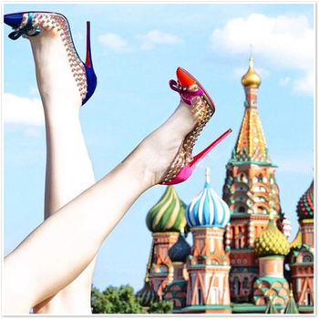 Много стилни дамски затворени обувки на висок ток с красиви метални нитове за украса 