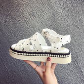 Όμορφες κυρίες σανδάλια ρετρό εμφάνιση - μαύρο και άσπρο