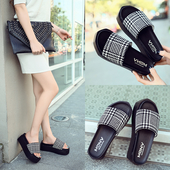 Άνετες γυναικείες παντόφλες  σε ψηλή πλατφόρμα σε μαύρο χρώμα