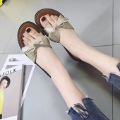 Όμορφες γυναικείες παντόφλες με χρυσή και ασημένια κορδέλα, κατάλληλες για τη καθημερινή ζωή