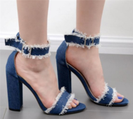 Πολύ εντυπωσιακό κυρίες σανδάλια με ενδιαφέρον τζιν στο τμήμα επιφάνειας