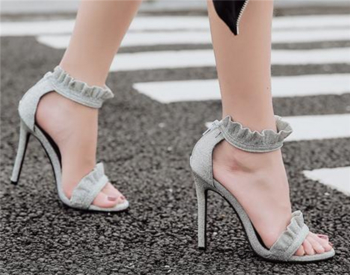 Много стилни дамски сандали на висок ток с лъскави елементи - 2 цвята