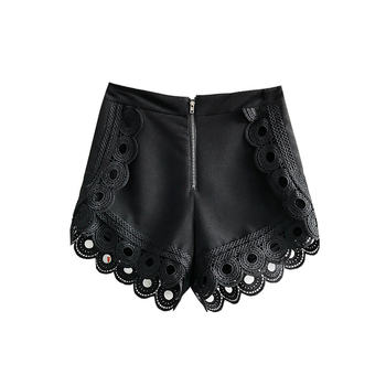 Красиви дамски къси панталони в черен цвят с дантела