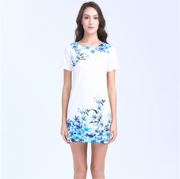 Καλοκαίρι πολύ φρέσκο ​​λευκό ριγέ φόρεμα με μπλε λουλούδια
