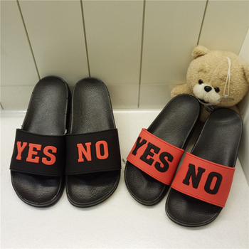 Σύγχρονη παντόφλες από καουτσούκ unisex άσπρο και μαύρο, με την επιγραφή «Ναι / Όχι»
