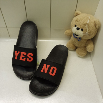 Σύγχρονη παντόφλες από καουτσούκ unisex άσπρο και μαύρο, με την επιγραφή «Ναι / Όχι»
