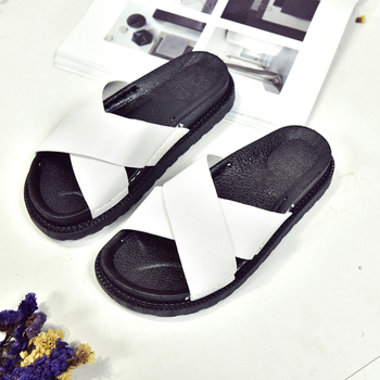 Изчистени дамски чехли с кръстосани каишки в черен и бял цвят