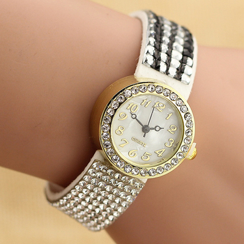 Ένα ενδιαφέρον γυναικείο ρολόι με πολλά όμορφα βότσαλα στην αλυσίδα
